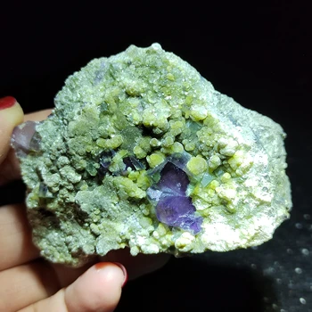 94.6 gNatural fialová fluorite a sľudy minerálne vzor aura liečivú energiu surového kameňa domáce dekorácie príslušenstvo